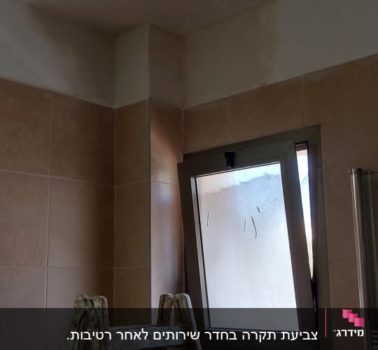 סולם צבוע ליד קיר עם סימני צבע
